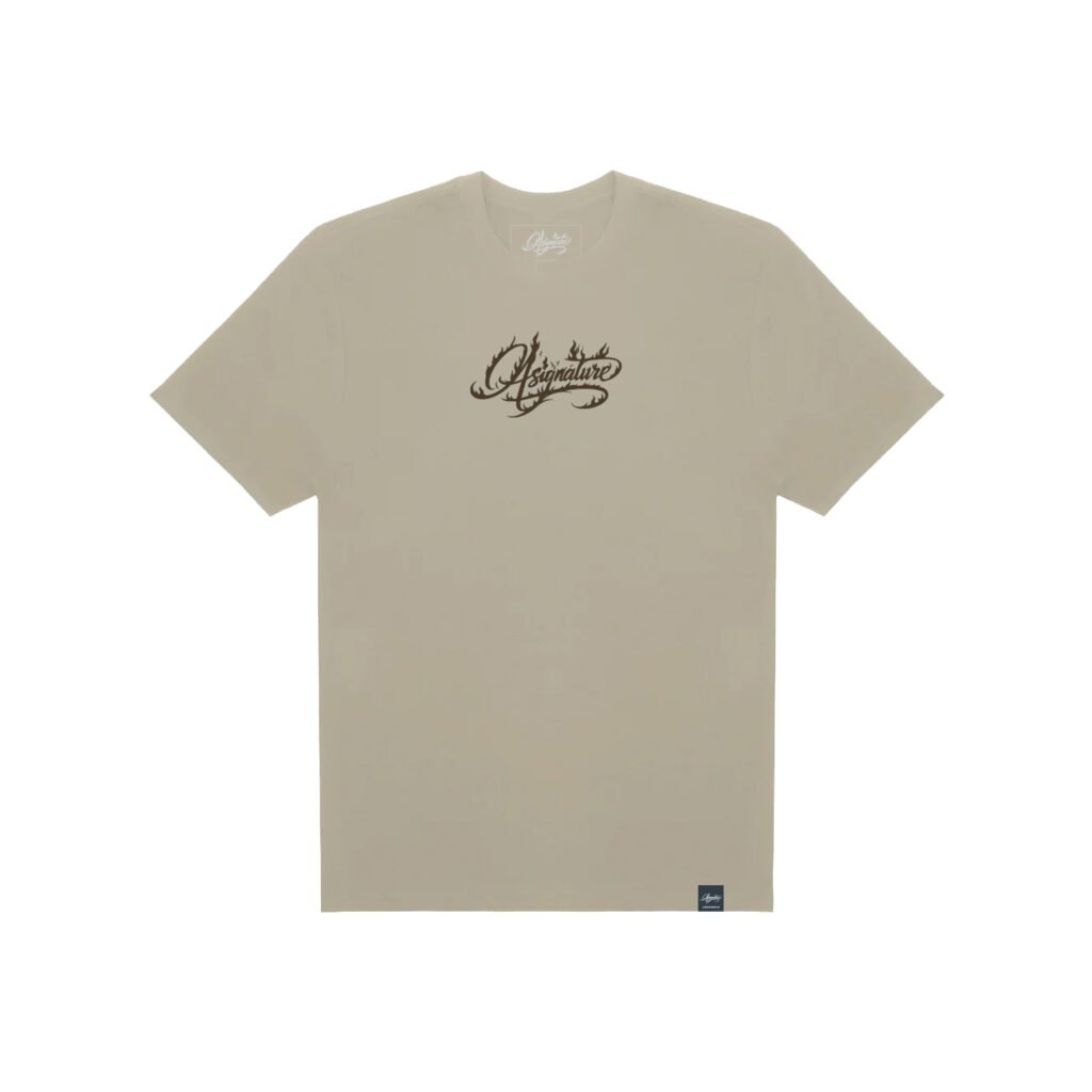 Asignature Flame Script Tee — Sand — frente