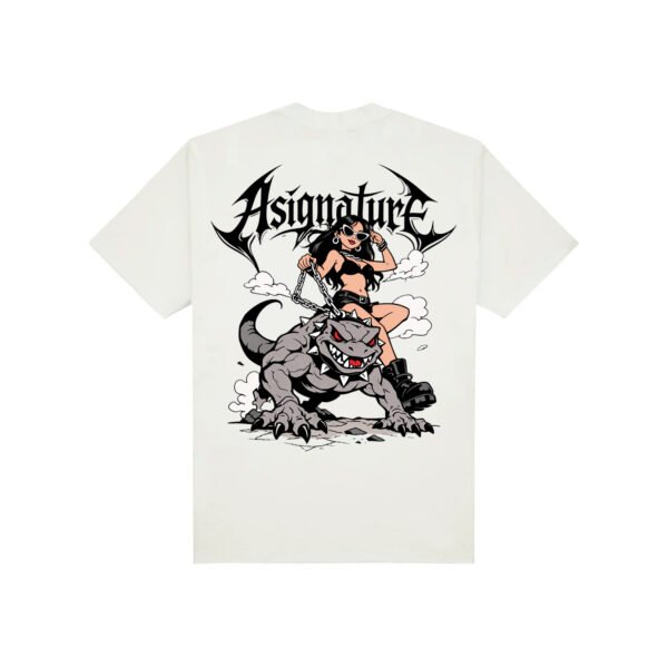 Costas da camiseta Asignature BEAST CONTROL em off white com estampa de mulher conduzindo uma criatura feroz e logo preto da marca.