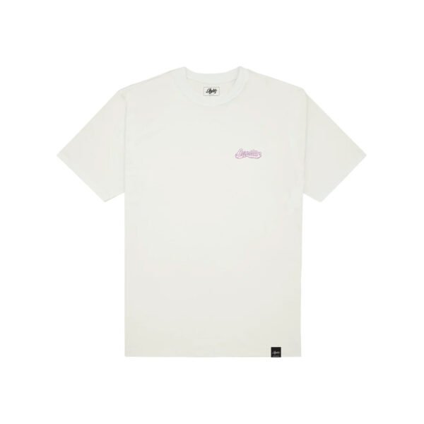 Frente da camiseta Asignature GOOD VIBES em off white com logo lilás discreto no peito e etiqueta personalizada na barra.