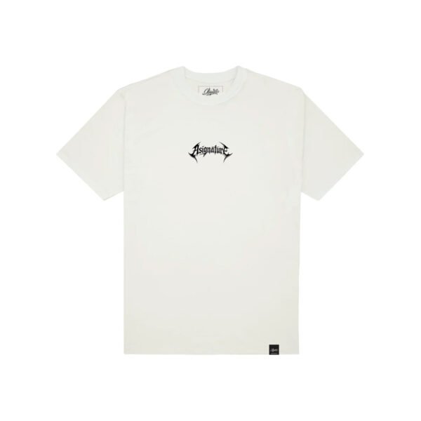 Frente da camiseta Asignature BEAST CONTROL em off white com logo preto discreto no peito e etiqueta personalizada na barra.