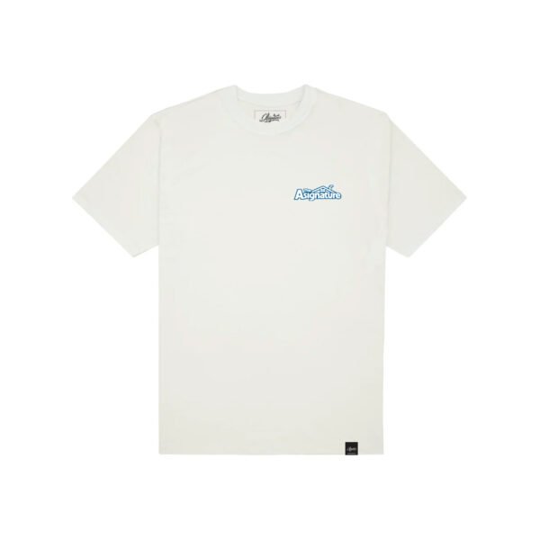 Frente da camiseta Asignature LONG STORY em off white com logo azul “The Asignature” aplicado no peito e etiqueta personalizada na barra.