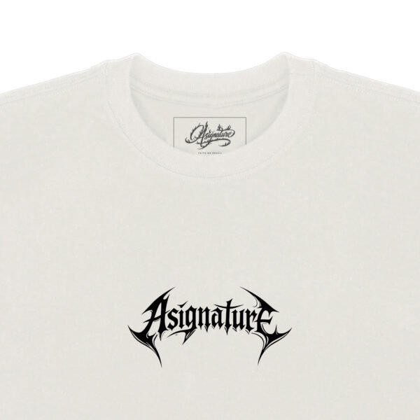 Detalhe frontal da camiseta Asignature BEAST CONTROL em off white com logo preto aplicado no peito e etiqueta interna personalizada.