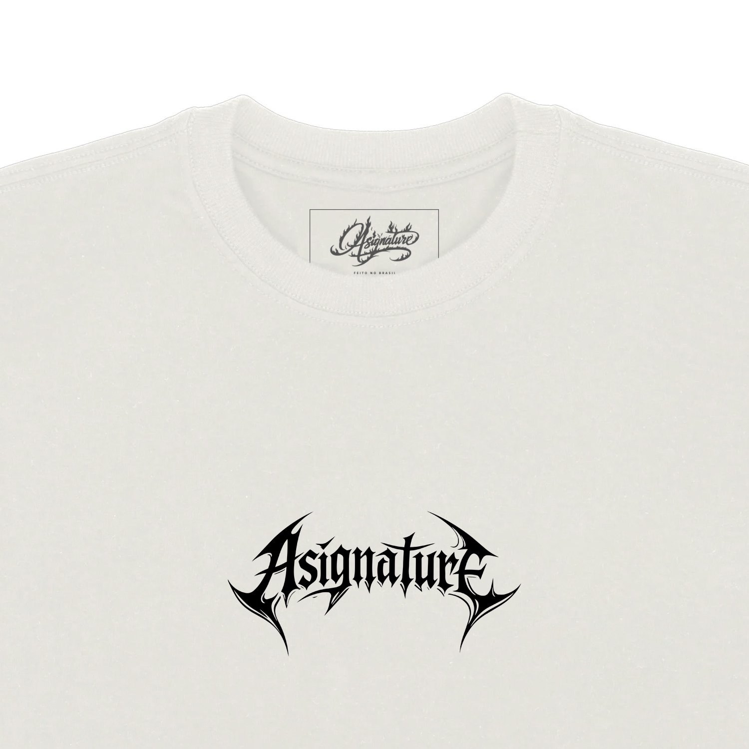 Detalhe frontal da camiseta Asignature BEAST CONTROL em off white com logo preto aplicado no peito e etiqueta interna personalizada.