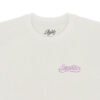 Detalhe frontal da camiseta Asignature GOOD VIBES em off white com logo lilás aplicado no peito e etiqueta interna da marca.